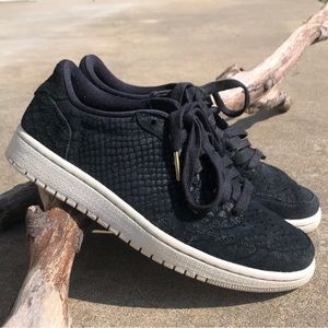 Women's Black Suede Low-Top Sneakers - Classic Casual Style
